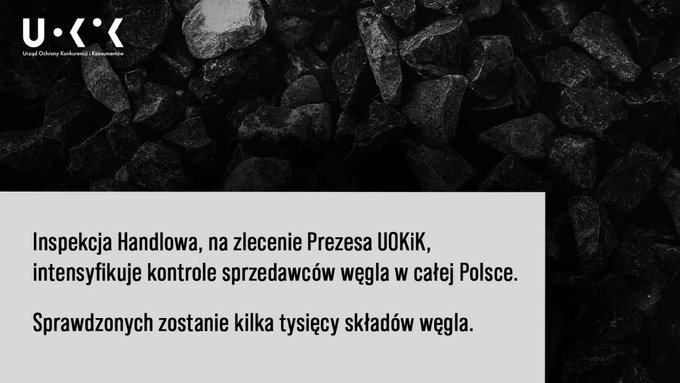 Zlecenie UOKiK - kontrole składów węgla1: Tłem grafiki jest węgiel, w lewym górnym rogu znajduje się logo UOKiK, a w lewej dolnej części tekst: Inspekcja Handlowa, na zlecenie Prezesa UOKiK, intensyfikuje kontrole sprzedawców węgla w całej Polsce. Sprawdzonych zostanie kilka tysięcy składów węgla.
